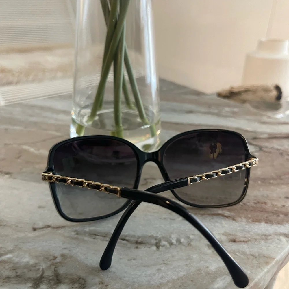 Women's Black Oversized Sunglasses - Classic Shade - Picture 8 of 8
